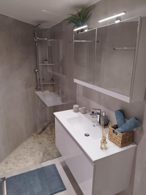 Floral Home 1 - Ground Floor Apt With Courtyard And Private Parking! Атина Екстериор снимка