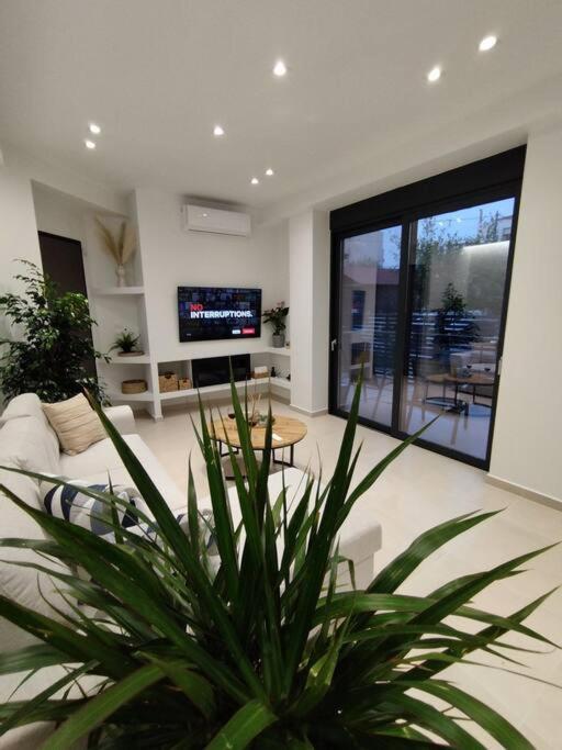 Floral Home 1 - Ground Floor Apt With Courtyard And Private Parking! Атина Екстериор снимка