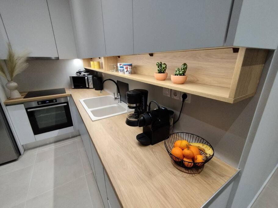 Floral Home 1 - Ground Floor Apt With Courtyard And Private Parking! Атина Екстериор снимка