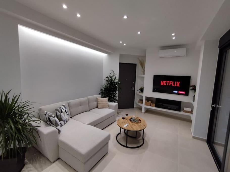 Floral Home 1 - Ground Floor Apt With Courtyard And Private Parking! Атина Екстериор снимка